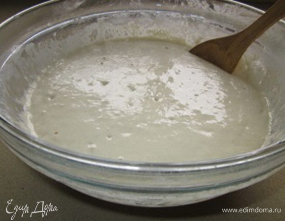 Через 20 минут вымешиваем тесто еще раз. Вот тут тесто уже задышало, клейковина в нем проснулась, вымешивать стало легко, на каждое твое движение тесто отвечает томным вздохом. Это приятно! Наслаждаемся и убираем еще раз в теплое место минут на 40.
