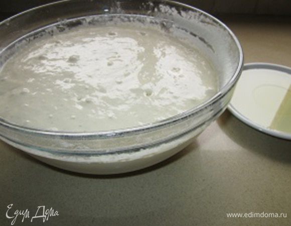 Теперь уже окончательно подошедшее тесто осталось только отпекать. Сразу хорошенько разогреем сковороду и масло для жарки. Приготовим блюдце с растительным маслом для смазывания рук (иначе мы с жидковатым тестом не справимся, а как рекомендуют некоторые хозяйки, смачивать для простоты руки в воде, меня не устраивает. Просто потому, что не дай Бог, капли этой воды, которой мы смочили руки, попадут в раскаленное масло... Ладно если только вся плита будет забрызгана... вот с ожогами бороться потруднее будет! Так что только масло!). Как только масло достаточно разогрелось (проверить это можно опустив туда (в масло) деревянную лопатку. Вокруг нее сразу начинают образовываться мелкие пузырики) сразу убираем огонь на средний.