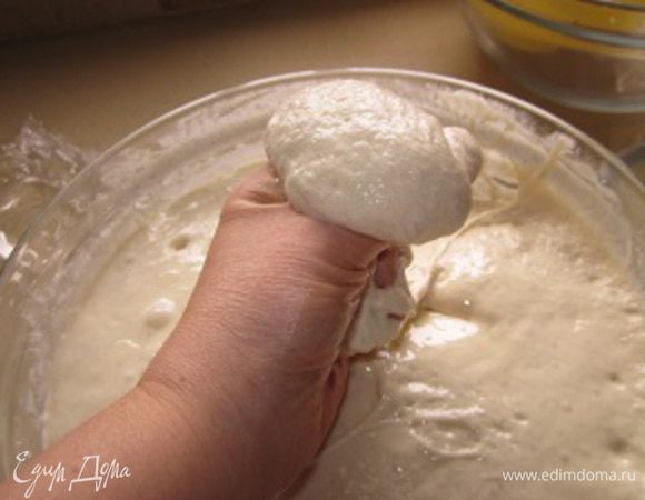 Смазываем руки маслом и аккуратно, не мучая тесто, выдавливаем из него интересующее нас количество и... 