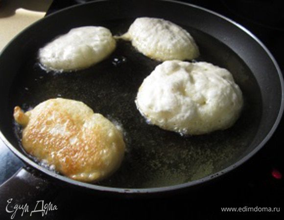Сразу выкладываем его жариться на сковороду. 
Жарим с двух сторон до изумительно золотисто-коричневого оттенка. Сразу много пышечек в сковороду не кладем. Оставляем им (пышечкам) место для роста, да температура масла так не будет слишком сильно прыгать.
