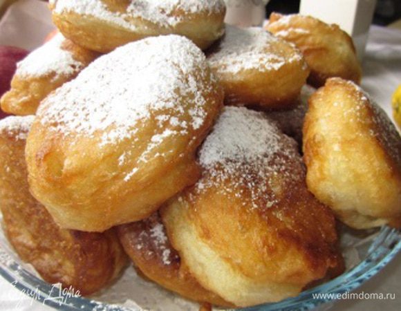 Ну следующим этапом, завершающим, так сказать, штрихом, нам остается только присыпать пончики сахарной пудрой! Щедро! Да мы вообще не жадные, а на себе и на вкусе экономить, нам и в голову такое не приходило! И Все за стол! Праздник начинается. Удачной Вам выпечки и приятного аппетита!