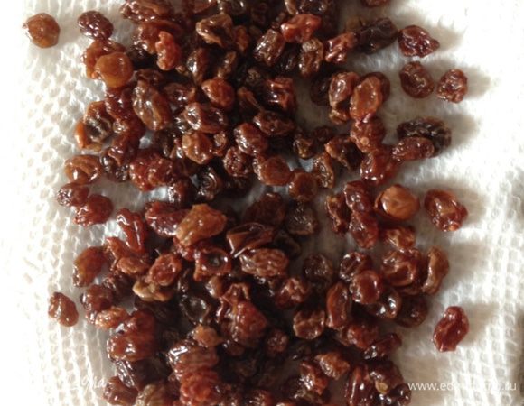 Изюм промываем и замачиваем в коньяке/воде. 