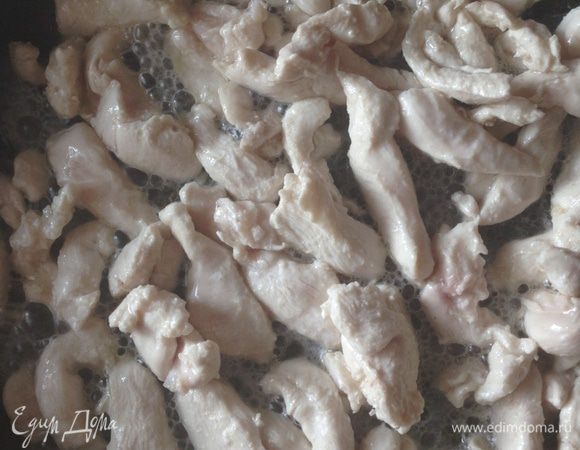 Куриное филе нарезаем тонкими полосками и обжариваем на растительном масле до румяного цвета. Остужаем.
Если курицу использовать уже готовую, например, копченую, то салат становится просто молниеносным!! 