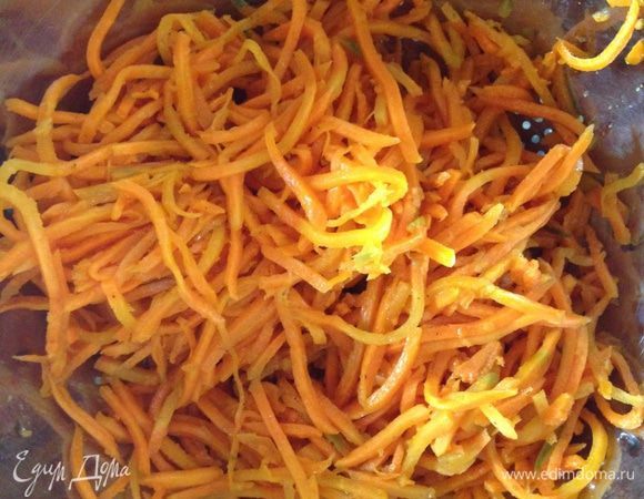 Тем временем морковь сцеживаем от лишней жидкости.
Обсушиваем изюм.