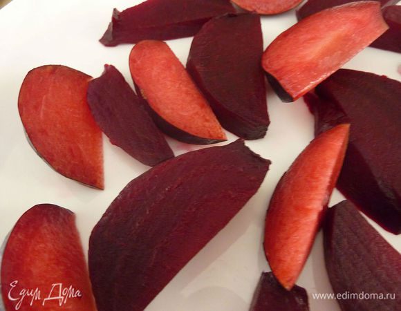 Свеклу и сливы порезать на дольки. Разложить на тарелку. 

 