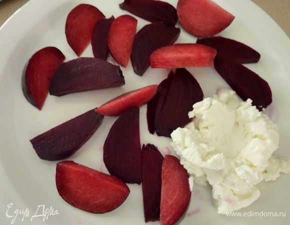 Рикотту выложить с краю. 
