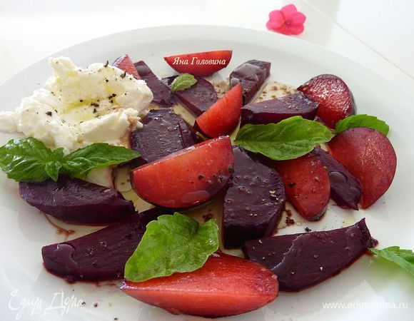 Побрызгать уксусом и маслом.
Приправить и посыпать листья базилика.