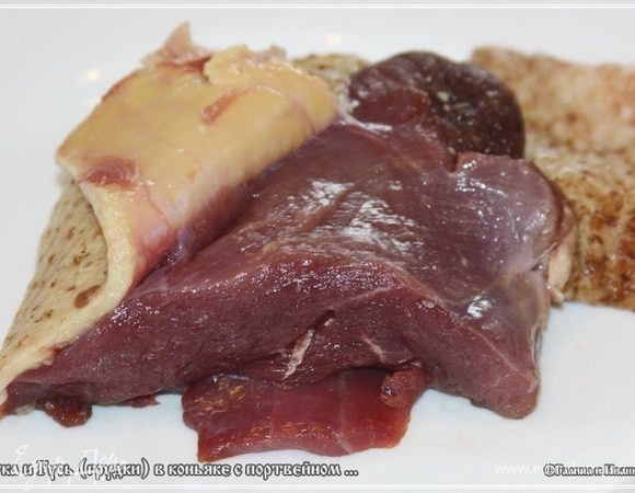 И с той и с другой аккуратно срезаем кожу. Говорят – жесткая она получается и есть невкусно.