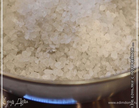 Основой маринада, если угодно, будет соль. Рекомендовано взять морскую. Крупную.
В рецепте все было разложено на килограмм соли, но сразу столько грудок делать не стал. Поэтому взял только половину. И, соответственно все остальное тоже пересчитал для полкила соли.