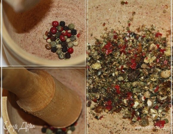 Неполную чайную ложку перцев горошком. В ступке слегка размял.