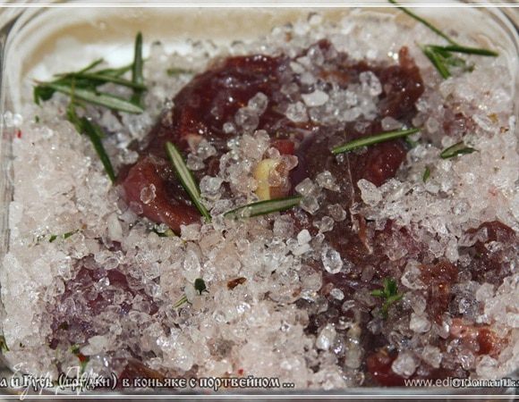 А потом укладываем грудки в получившуюся смесь так, чтобы…, в общем, «закопать» грудки надо в смесь, что называется.