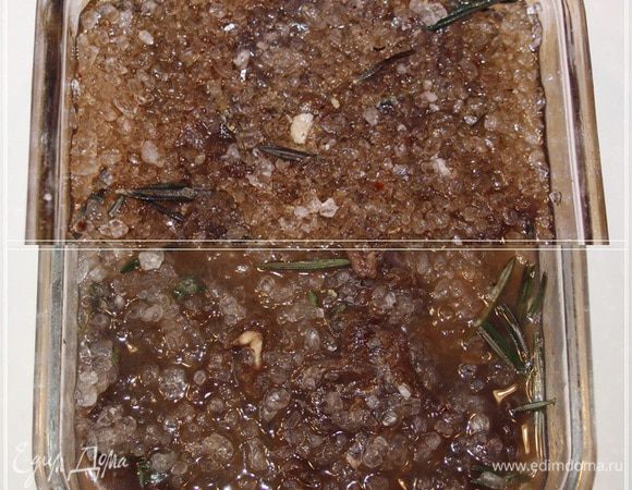 И вот прошли почти сутки. 
Сверху слой, под крышкой практически сухой соли, а как чуть копнули – там…, сами видите. А дух такой!!! Я прям за этих грудков порадовался. Не, правда, аромат коньяка с портвейном никуда не делся, хотя травки, конечно, немного этот аромат и разбавили. В общем, если сказать просто – пахнет очень аппетитно и заманчиво.
