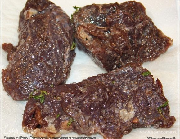 Выкладываем эти симпатично – аппетитные кусочки на двойной слой бумажного полотенца. 
Потом сверху второе…, в общем, обсушить надо грудки. Лишняя влага уже незачем.
А потом убрать в холодильник. Часов на двенадцать, опять-таки, минимум. И не спешите пробовать – не надо. Вкусно то оно вкусно. НО! Не готово.
