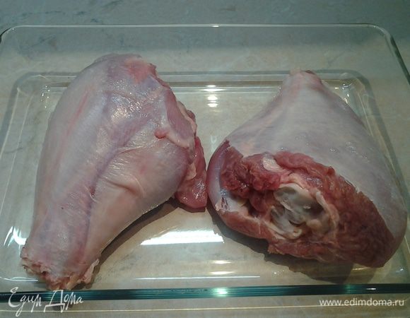 Вымыть и обсушить голени индейки.