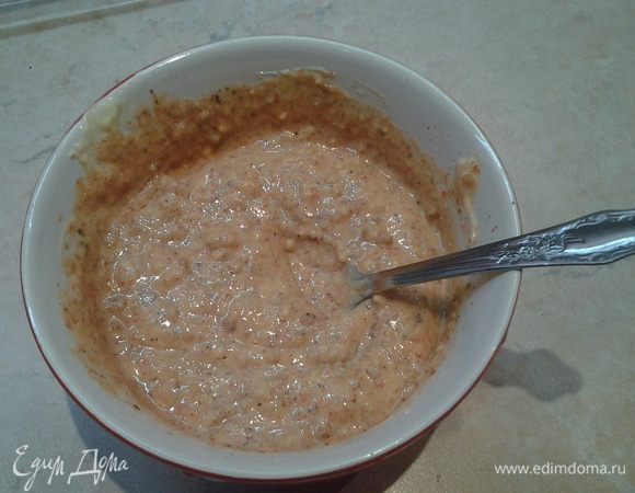 В блендере смешать масло, чеснок, орехи до однородной массы. Посолить и поперчить по вкусу. Добавить свои любимые специи. Я добавила еще и паприку, поэтому цвет немного красноватый.