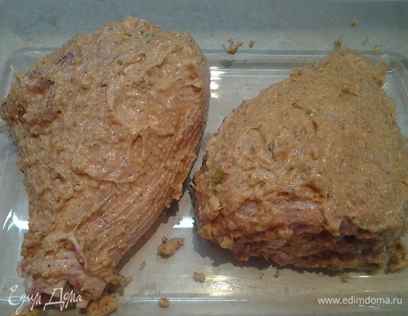 Намазать этой смесью голени. Поставить их в холодильник на несколько часов. Я делала с утра, а запекала вечером.