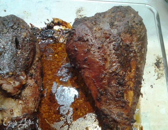 Разогреть духовку до 200 градусов. Поставить голени запекать на 1 час. Периодически переворачивать и поливать соком.
Приятного аппетита.