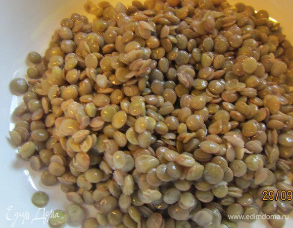Чечевицу промываем, заливаем холодной водой, солим и готовим на среднем огне до готовности - минут 20. Важно за ней присматривать, чтобы она не переварилась. Сливаем с нее воду и оставляем в сторону.
