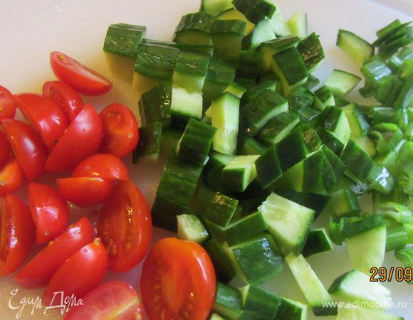 Пока чечевица варится, подготовим остальные продукты. Лук режем мелко (у меня было немного шнитт-лука), огурцы кубиками, и перец также. 