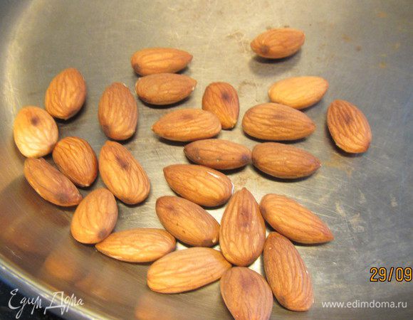 Орехи обжариваем на сухой сковороде. Трем цедру лимона.

