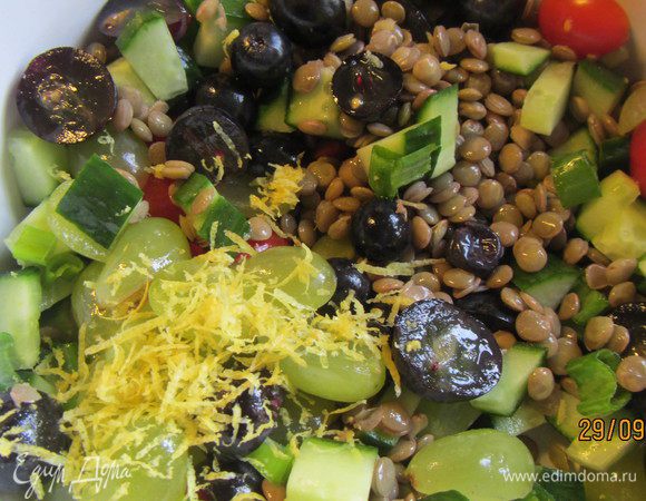 Для заправки смешиваем все соствляющие, взбиваем венчиком. В большой салатнице соединяем все продукты и заправляем заправкой. Все перемешиваем.
