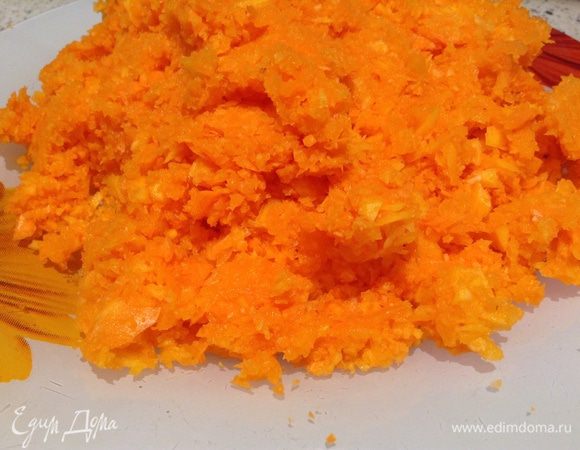 Морковь и тыкву измельчить в блендере или натереть на мелкой терке.