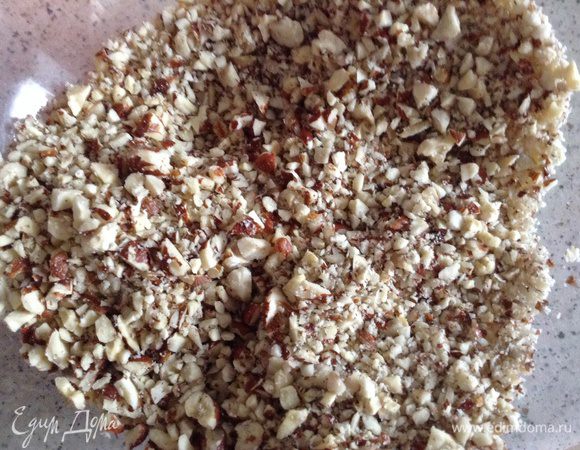 Измельчить орехи.