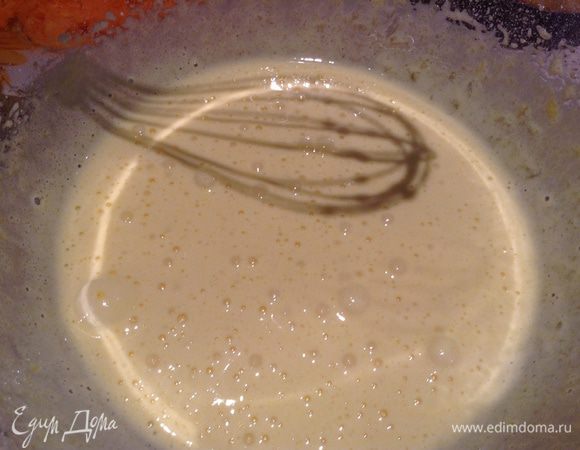 Отделить желтки от белков. Желтки перетереть добела с 50г сахарный пудры.