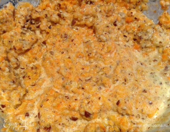 Добавить к желткам орехи, тыкву и морковь.