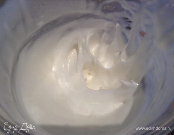 В отдельной емкости взбить белки с щепоткой соли, постепенно добавить сахаренную пудру.