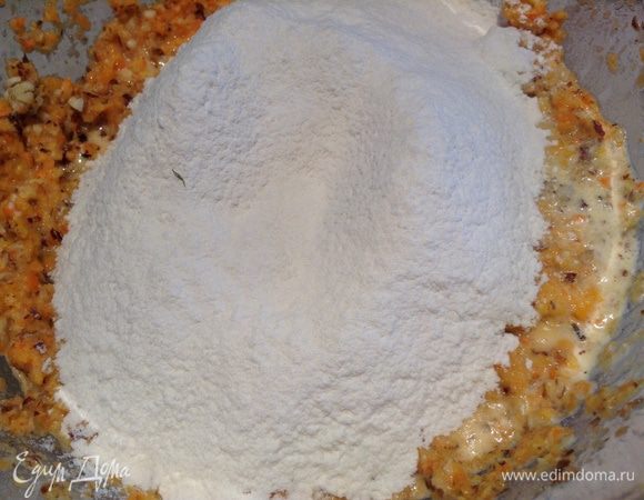 Муку с разрыхлителем просеять и добавить в тесто.