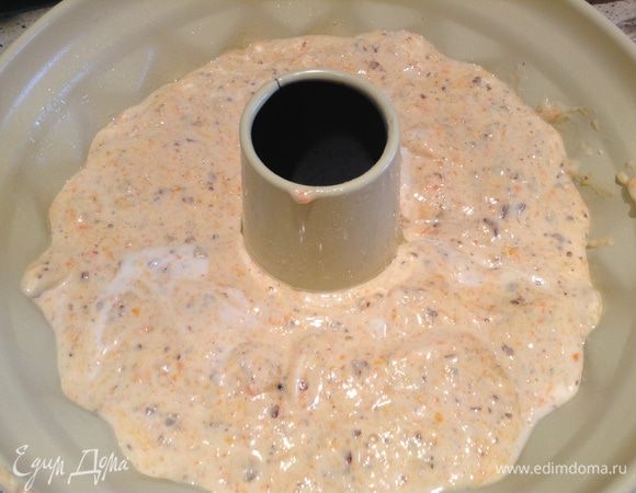 Аккуратно ввести в тесто белки.
Форму смазать маслом и переложить в нее тесто.