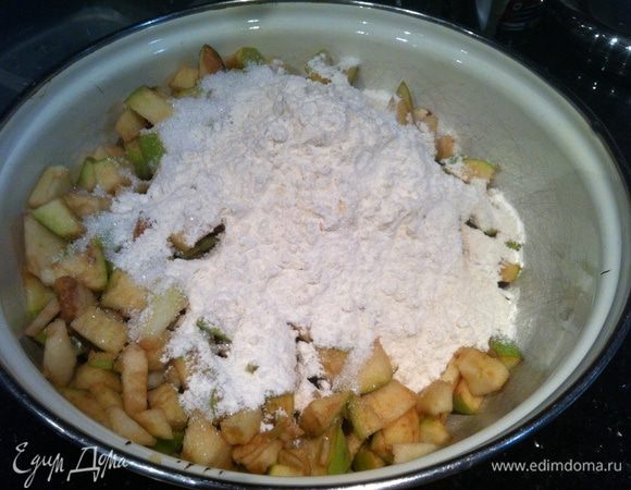 Смешайте яблоки, сахар, муку, соль, разрыхлитель и фундук.