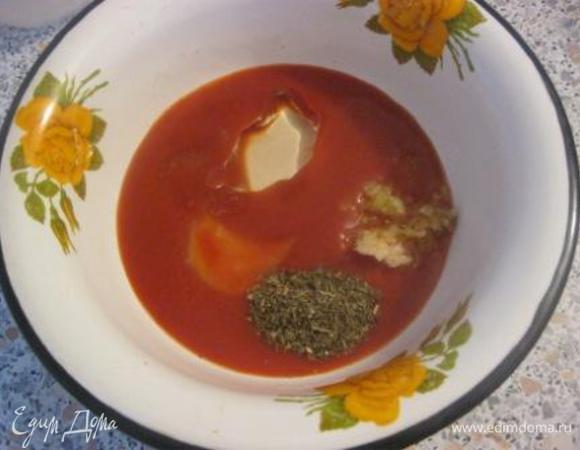 В миске смешать томатный сок, воду, соль, сахар, сухой базилик, масло.
Добавить продавленный через пресс чеснок.