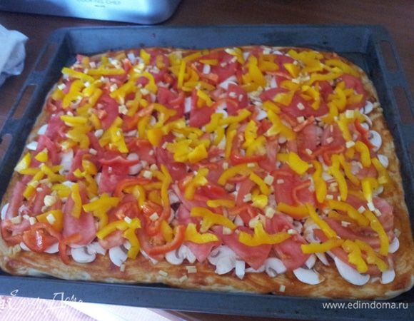 Теперь "собираем" пиццу: выкладываем мелко порезанные шампиньоны, затем помидоры и болгорский перец. Не жалейте. Чем больше овощей - тем сочнее пицца.