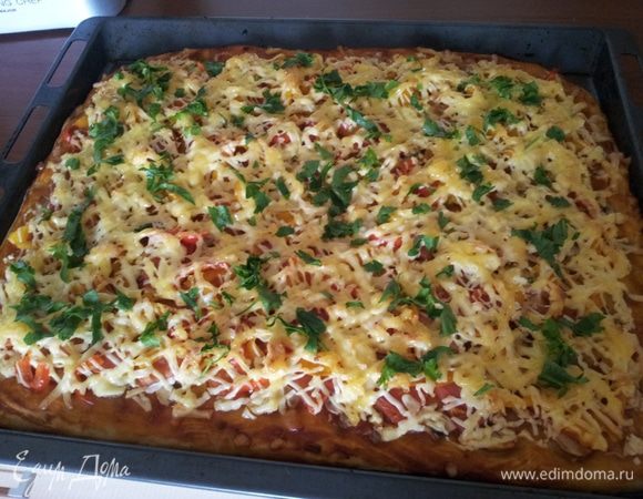 Выпекаем в духовке при температуре 180 градусов 30 минут. 
Когда достали - посыпаем зеленью.