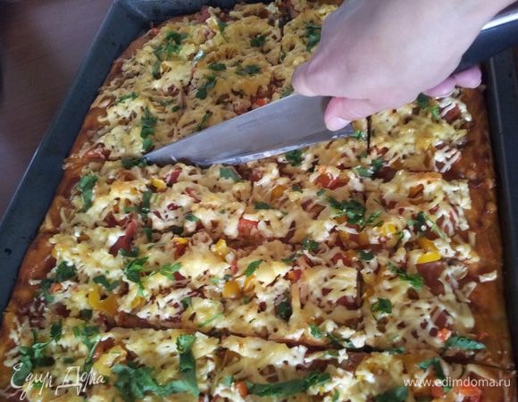 Даем пицце немного остыть. Разрезаем острым ножом.