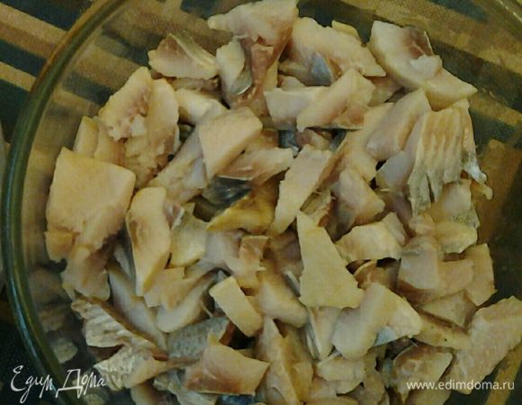 Селедку я использую обычно готовую. Остается ее только достать из банки и нарезать на мелкие кусочки. Это быстро и просто.