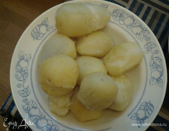 Картофель отварите в мундире, очистите.