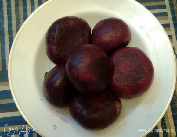 Свеклу также: отварите и очистите. 