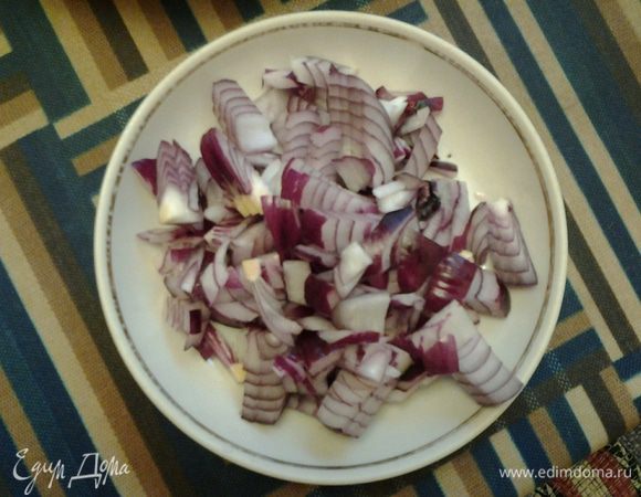Лук у меня ялтинский красный. Вы можете взять любой. Очистите и мелко нарежьте. 