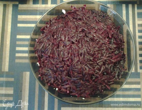 Добавьте немного майонеза. Затем — одно яйцо, натертое на крупной терке. И снова немного майонеза. Потом слой тертой свеклы.