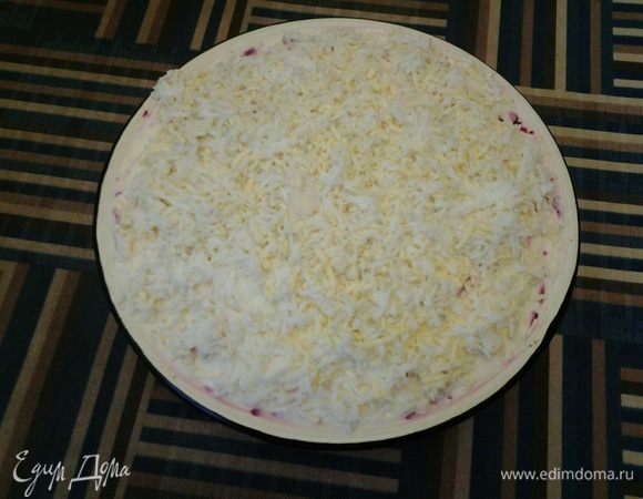 И наконец — последний слой майонеза и несколько яйц, натертых на мелкой терке. Поставьте на ночь в холодильник. Приятного аппетита!