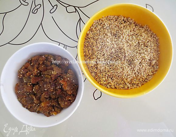 В начале приготовим начинку. Для этого изюм помыть, выложим на салфетку. Орехи перемолоть в блендере, перемолотить изюм.