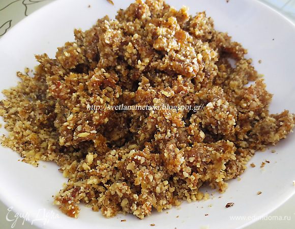 Смешать орехи с изюмом, добавить мед и еще раз хорошо перемешать.