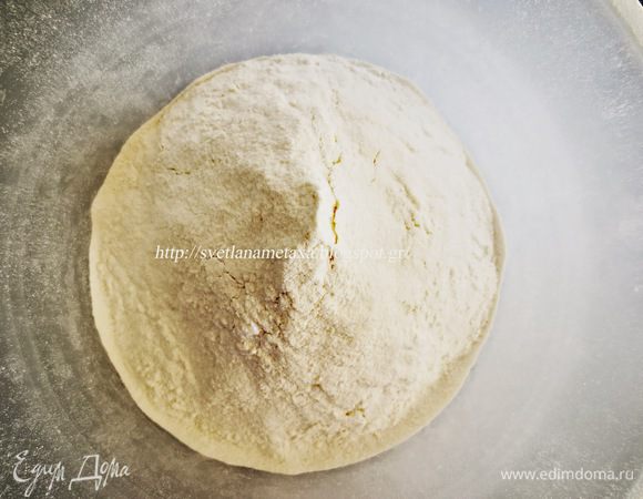 Начинаем приготовление теста. 
Муку просеиваем в большую миску.