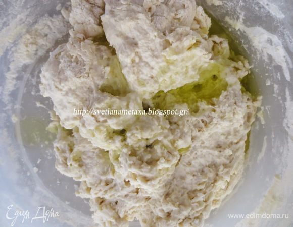 В процессе замеса добавляем оливковое масло.