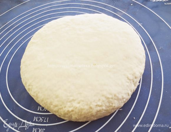 Тесто должно получится эластичное, гладкое, но не мягкое.