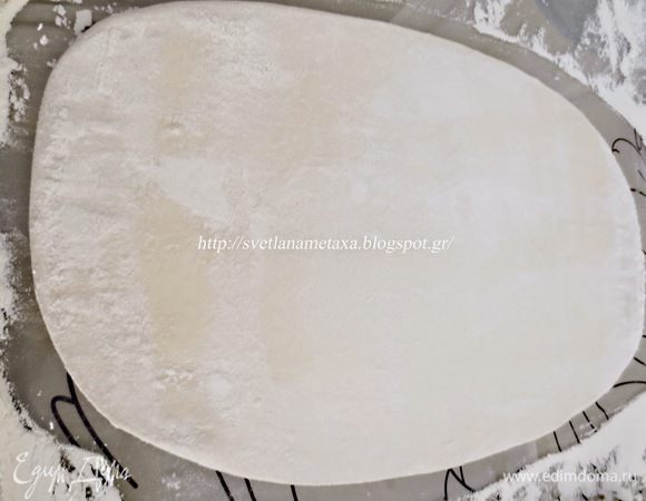 Постоянно посыпаем мукой рабочую поверхность и тесто.