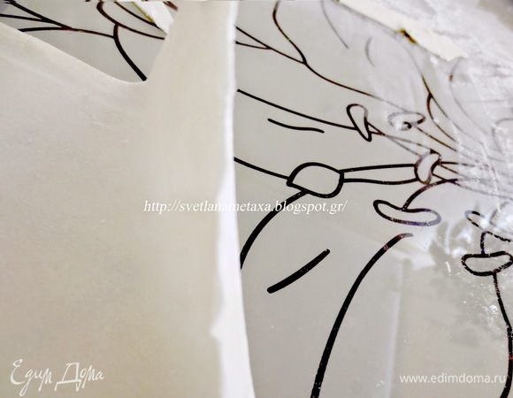 Раскрываем пласт на рабочую поверхность и вновь раскатываем почти до прозрачного состояния. 